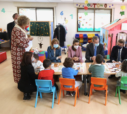 Don Felipe y Doña Letizia junto a alumnos y autoridades durante su visita al taller de Robótica